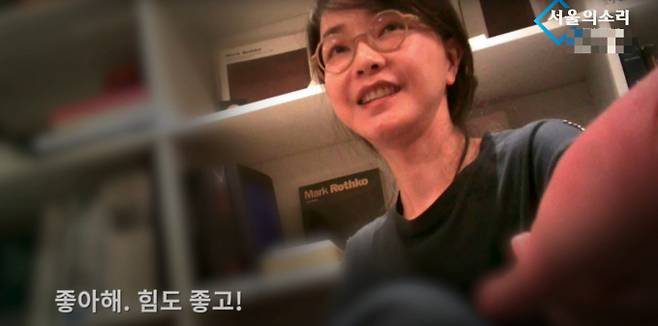 서울의 소리가 영화 대통령 부부를 고발하는 다큐멘터리 '퍼스트레이디'를 공개하기 전 김건희 여사가 손금을 봐주는 영상을 공개했다. /사진=서울의소리 유튜브 캡처