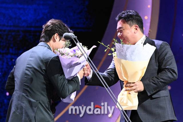 기아 박찬호가 13일 오후 서울 삼성동 코엑스 오디토리움에서 진행된 '2024 KBO 골든글러브' 시상식에서 3루수 부문 골든글러브를 수상한 뒤 이범호 감독의 축하를 받고 있다./삼성동=곽경훈 기자 kphoto@mydaily.co.kr