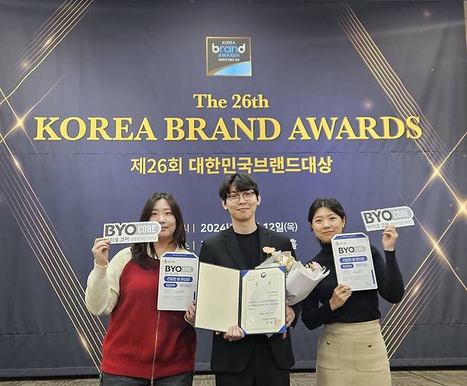 지난 12일 열린 ‘제26회 대한민국브랜드대상’ 시상식에서 CJ웰케어 직원들이 산업통상자원부장관상 수상 후 기념 촬영을 하고 있다. [CJ웰케어 제공]