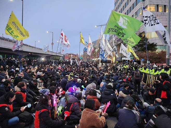 12일 오후 대통령 공관 입구에서 민주노총 조합원들과 경찰이 대치하고 있다. 이영기 기자.