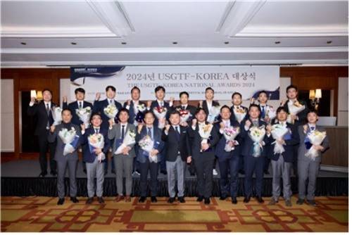 2024 USGTF-KOREA 대상식 수상자들이 브랜든 리 회장과 함께 기념 촬영을 하고 있다. [사진=USGTF-KORA 제공]
