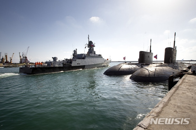 [AP/뉴시스] 2019년 자료사진으로 러시아가 시리아 지중해변에 영구 임대해 사용하고 있는 타르투스 기지에서 러시아 미사일 함정이 나오고 있다. 오른쪽에 디젤 전기 잠수함이 보인다.