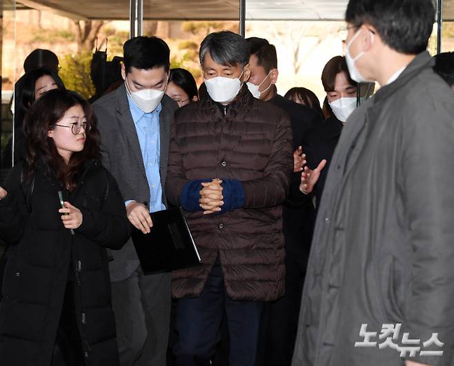 '내란 가담 혐의' 를 받고 있는 조지호 경찰청장이 13일 오후 서울 서초구 중앙지법에서 열린 영장실질심사(구속 전 피의자 심문)에 출석하고 있다. 황진환 기자