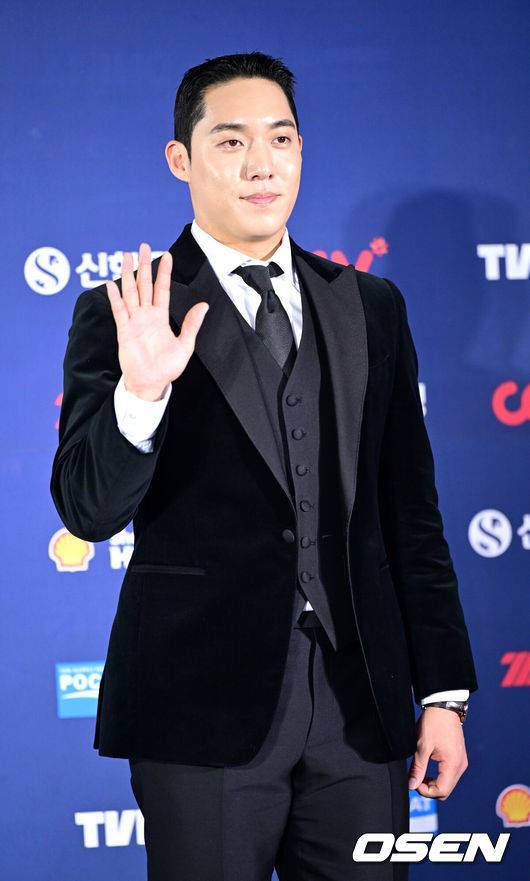 [OSEN=최규한 기자] 13일 오후 서울 삼성동 코엑스 오디토리움에서 ‘2024 신한 SOL뱅크 KBO 골든글러브’ 시상식이 열렸다.2024년 프로야구 포지션별 최고의 선수를 가리는 골든들러브 시상식은 투수, 포수, 지명타자, 1루수, 2루수, 3루수, 유격수, 및 외야수 등 총 10개 부문의 수상자를 선정한다.삼성 원태인이 레드카펫을 밟고 있다. 2024.12.13 / dreamer@osen.co.kr