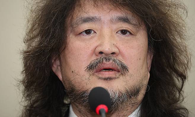 13일 서울 여의도 국회에서 12·3 비상계엄에서의 국가기간방송 KBS 및 관계기관의 역할 등에 대한 현안질의 등을 위해 열린 과학기술정보방송통신위원회 전체회의에서 방송인 김어준 씨가 질의에 답변하고 있다.연합뉴스