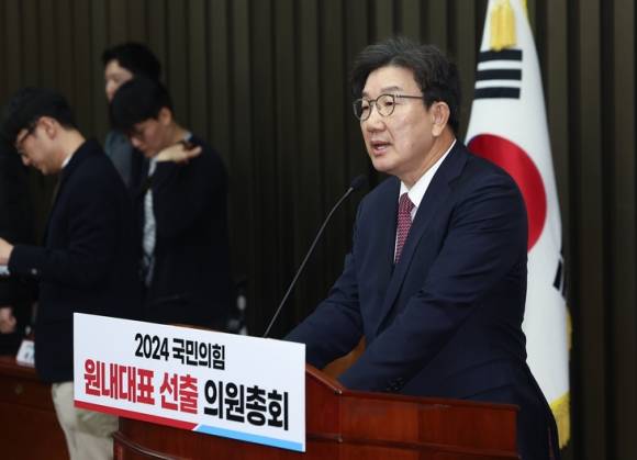 당선 인사하는 국민의힘 권성동 새 원내대표 - 국민의힘 새 원내대표에 선출된 권성동 의원이 12일 국회에서 열린 의원총회에서 당선 인사를 하고 있다. 연합뉴스