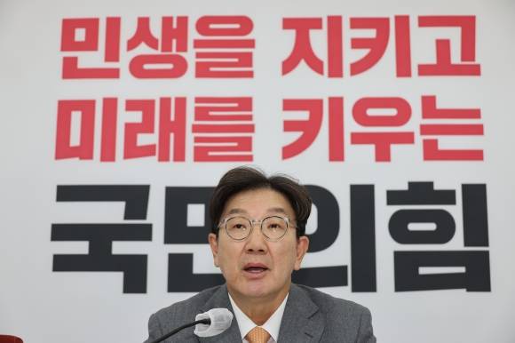 국민의힘 권성동 신임 원내대표가 13일 오후 국회에서 현안 관련 기자간담회를 하고 있다. 2024.12.13 연합뉴스