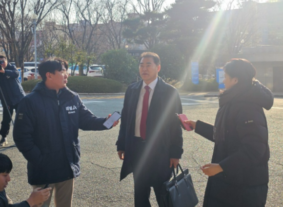 명태균 측 법률대리인인 남상권 변호사가 13일 창원지검 앞에서 기자들과 만나 황금폰 제출 이유 등 명씨 입장을 설명하고 있다. 2024.12.13. 이창언 기자