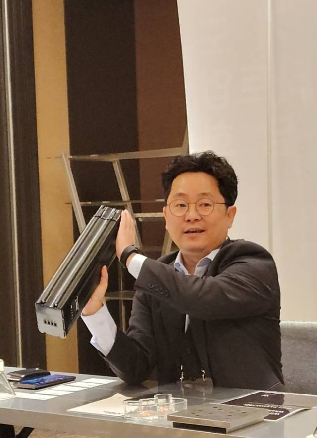 지난 18일(현지시간) 미국 뉴욕시 뱅크 오브 아메리카 파빌리온에서 UKF(United Korean Founders·한인창업자연합)가 경기도경제과학진흥원의 후원을 받아 주최한 ‘NYC 스타트업 서밋’에 참여한 송영욱 튠잇 대표가 자사의 신개념 배터리를 기자들에게 소개하고 있다. 사진 제공 = 경기도