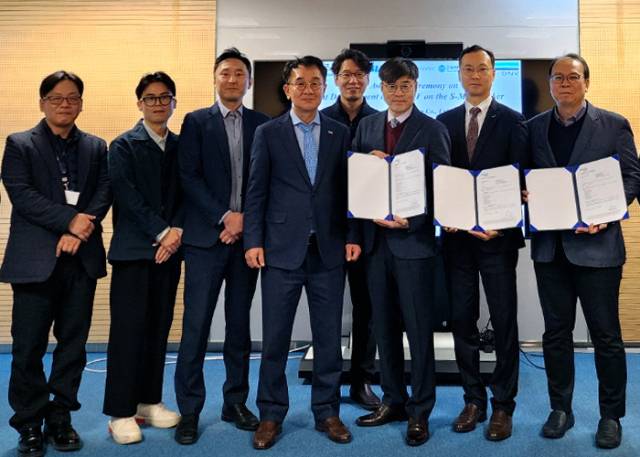 박지일(오른쪽 세 번째) 동성화인텍 사업본부장과 관계자들이 13일 수에즈막스급 암모니아 추진선에 대한 AIP 수여식을 마친 뒤 기념 촬영을 하고 있다. 사진 제공=동성화인텍