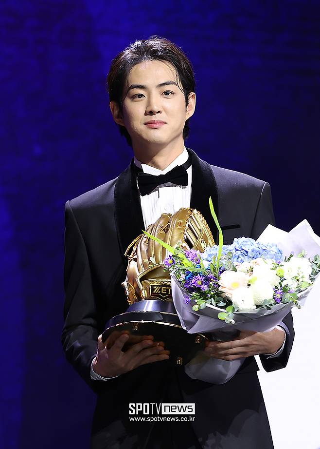 ▲ 삼성 외야수 구자욱이 13일 서울 삼성동 코엑스 오디토리움에서 2024 신한 SOL뱅크 KBO 골든글러브 시상식에서 외야수 부문 골든글러브를 수상하고 포즈를 취하고 있다. ⓒ곽혜미 기자