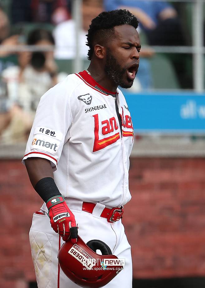 ▲ 올해 타격왕에 등극한 SSG 기예르모 에레디아는 골든글러브 탈락의 고배를 마셨다. 에레디아는 올 시즌 136경기에 나서 타율 .360, 출루율 .399, 장타율 .538, OPS .937 21홈런 118타점 4도루를 기록하면서 타격 1위, 최다안타 2위, 타점 3위, 장타율 7위에 랭크됐다. ⓒ곽혜미 기자