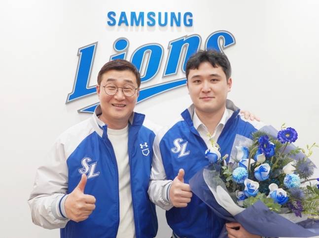 최원태(오른쪽)가 지난 6일 삼성과 FA 계약을 맺고 이종열 단장과 기념촬영을 하고 있다. /사진=삼성 라이온즈 제공