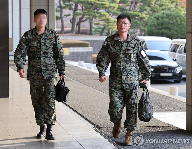 검찰 소환된 김정근 제3공수여단장 (서울=연합뉴스) 임헌정 기자 = 김정근 제3공수여단장이 12·3 비상계엄 사태를 수사하는 검찰 비상계엄 특별수사본부의 조사를 받기 위해 13일 서울 서초구 서울중앙지검에 출석, 조사실로 향하고 있다. 2024.12.13 kane@yna.co.kr