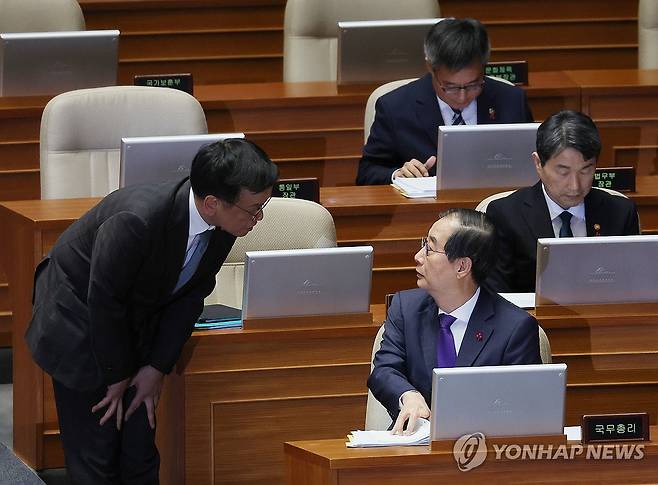 본회의 참석하는 한덕수 국무총리-최상목 부총리 (서울=연합뉴스) 박동주 기자 = 한덕수 국무총리가 13일 오후 국회 본회의에서 열린 '윤석열 대통령 위헌적 비상계엄 선포 내란행위 관련 긴급현안질문'에 참석해 최상목 부총리 겸 기획재정부 장관과 대화하고 있다. 2024.12.13 pdj6635@yna.co.kr