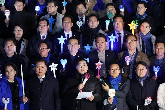 박찬대 더불어민주당 원내대표가 어제(13일) 오후 서울 여의도 국회 본관 앞 계단에서 당 소속 의원들과 함 응원봉을 들고 윤석열 대통령 탄핵 촉구 결의문을 낭독하고 있다. 사진=뉴시스