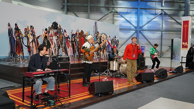 밴드 공연 장면.