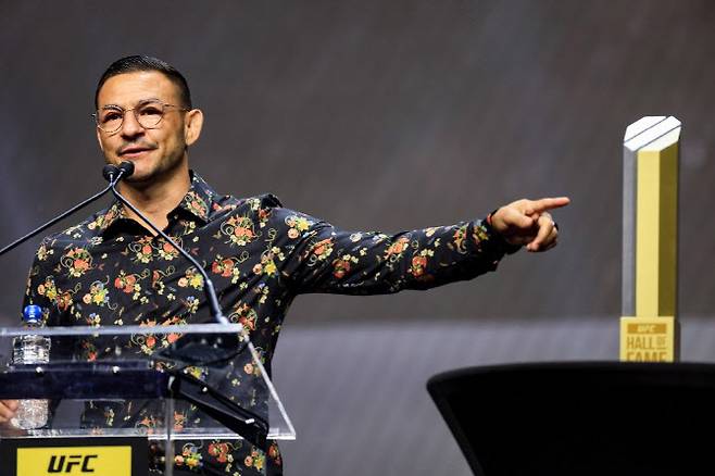 최두호와의 명승부로 2022년 UFC 명예의 전당 파이트 부문에 헌액된 컵 스완슨이 헌액식에서 연설을 하고 있다. 사진=AFPBBNews