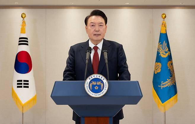 &nbsp;윤석열&nbsp;대통령이 12일 용산 대통령실에서 대국민 담화를 하고 있다. 2024.12.12