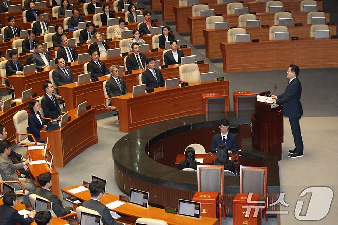 박찬대 더불어민주당 원내대표가 14일 오후 서울 여의도 국회에서 열린 본회의에서 윤석열 대통령 탄핵소추안에 대한 제안설명을 하고 있다. 2024.12.14/뉴스1 ⓒ News1 이광호 기자