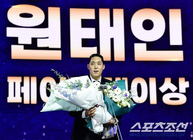 13일 오후 서울 삼성동 코엑스 오디토리움에서 2024 KBO골든글러브 시상식이 열렸다. 페어플레이상 수상한 원태인. 삼성동=송정헌 기자songs@sportschosun.com/2024.12.13/