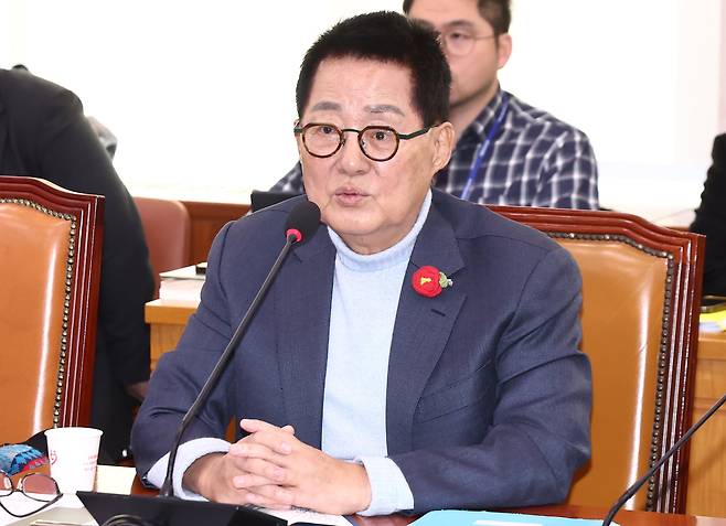 박지원 더불어민주당 의원이이 지난 6일 오전 서울 여의도 국회에서 열린 법제사법위원회 전체회의에서 의사진행과 관련해 발언하고 있다. /뉴스1