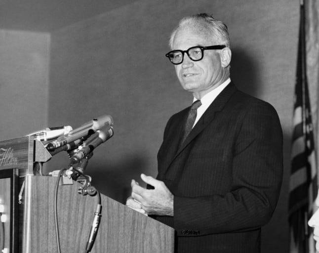 1964년 미 대선서 공화당 후보로 나선 배리 골드워터. 당시 겉으로 보이는 그의 정신 상태에 대한 정신과 의사들의 진단이 한 매체에 실려 큰 논란을 낳았다. 이후 정신과 의사가 직접 진단하지 않은 공인의 정신상태에 대한 의견을 공개하는 것은 비윤리적이라는 규범이 미국정신과학회 의료윤리원칙 제7절3항에 포함됐다. /위키피디아