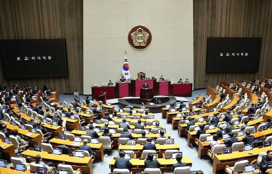 13일 국회 본회의에서 윤석열 대통령에 대한 탄핵소추안이 보고되고 있다. 연합뉴스