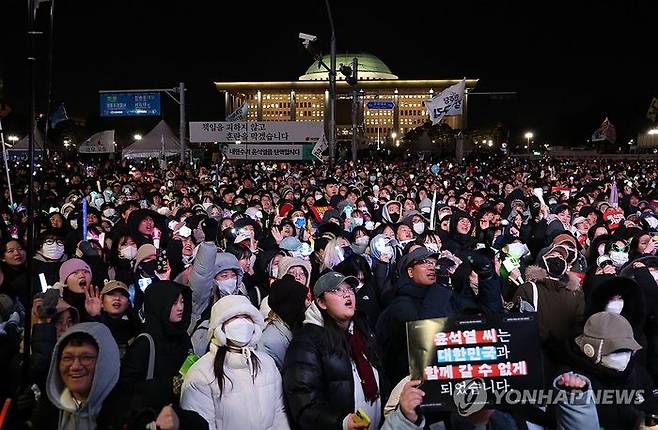 지난 7일 오후 서울 여의도 국회 앞에서 열린 '내란죄 윤석열 퇴진! 국민주권 실현! 사회대개혁! 범국민촛불대행진'에서 참가자들이 탄핵안 표결 처리를 촉구하고 있다.ⓒ연합뉴스