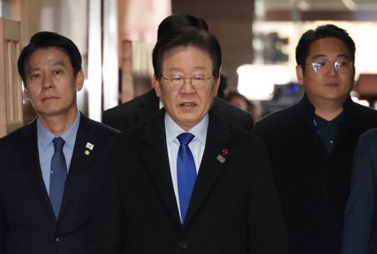 이재명 더불어민주당 대표가 14일 국회에서 열린 비공개 최고위원 회의에 입장하고 있다. [연합뉴스]
