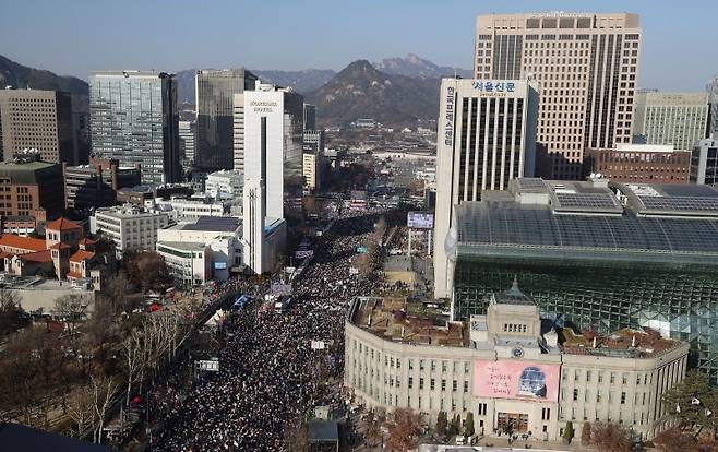 윤석열 대통령에 대한 두 번째 탄핵소추안 표결일인 14일 오후 서울 종로구 동화면세점 앞 거리를 탄핵 반대 '자유 대한민국 수호 국민혁명대회' 참여 시민들이 가득 메우고 있다. 뉴스1