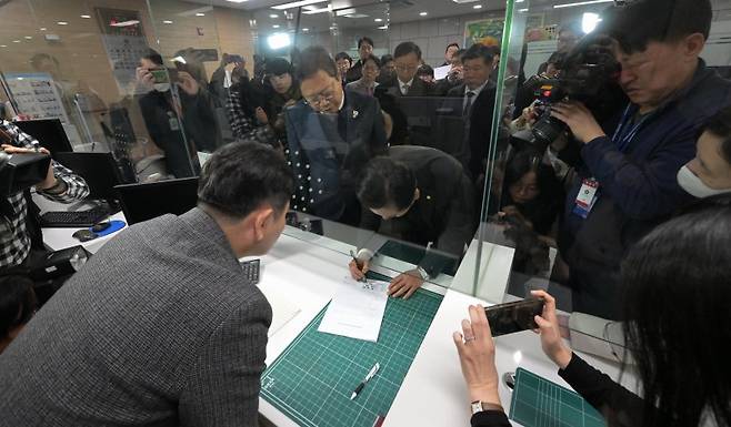 윤석열 대통령에 대한 탄핵소추안 재표결이 가결된 14일 오후 서울 종로구 헌법재판소 민원실에서 정청래 국회 법제사법위원장 등이 윤석열 대통령 탄핵소추의결서를 제출한 뒤 서명하고 있다. /사진=뉴시스