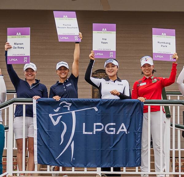 2024년 미국여자프로골프(LPGA) 퀄리파잉(Q) 시리즈에 참가한 윤이나, 박금강 프로가 최종 5라운드 경기 후 LPGA 투어 카드를 획득한 기념 촬영을 하는 모습이다. 사진제공=LPGA 엡손투어_Fred Weston