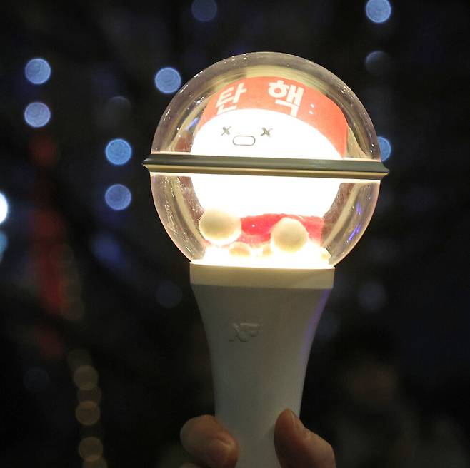 그룹 엔플라잉(N.Flying)의 응원봉 ‘엔피봉’. 백소아 기자