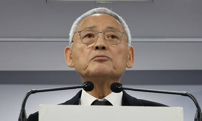 유인촌 문화체육관광부 장관이 지난 10일 서울 종로구 정부서울청사에서 정부 대변인 자격으로 ‘국민께 드리는 당부 말씀’을 발표하고 있다. 연합뉴스