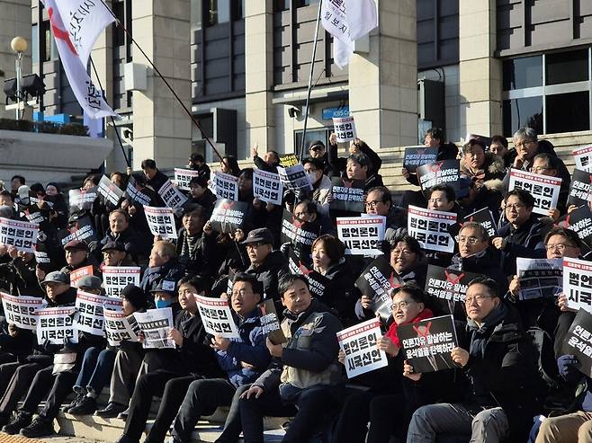 전국언론노동조합 등 14개 언론현업단체가 14일 서울 여의도 한국방송 본관 앞에서 ‘윤석열 탄핵 촉구 범언론인 결의대회’를 하고 있다. 박강수 기자