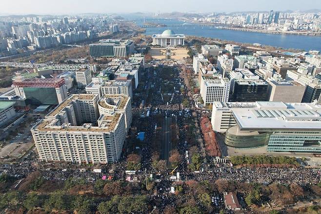 2024년 12월14일 국회의 대통령 윤석열 탄핵소추안 두 번째 표결을 앞두고 서울 여의도 국회 앞 국회대로와 의사당대로, 여의도공원로에 시민들이 결집해 ‘윤석열 탄핵’을 촉구하고 있다. 김명진 기자 