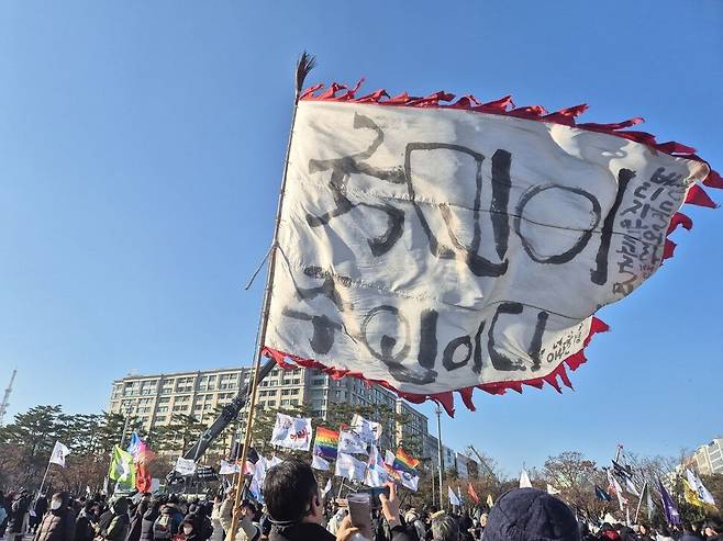 2024년 12월14일 ‘내란죄 피의자’ 윤석열 대통령 탄핵소추안 두 번째 표결을 앞두고 서울 여의도 국회 앞 국회대로와 의사당대로, 여의도공원로에 시민들이 각양각색의 깃발을 들고 ‘윤석열 탄핵’을 촉구하고 있다. 류우종 기자