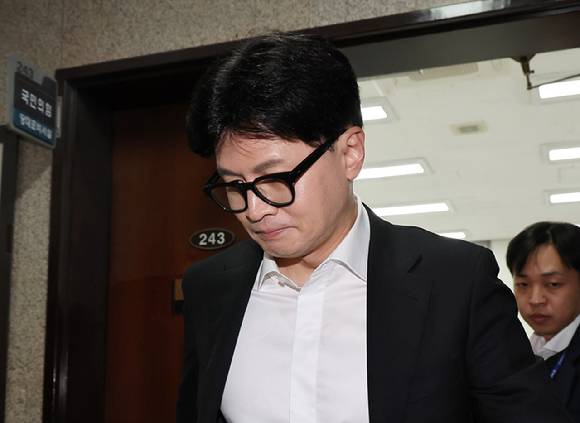 국민의힘 한동훈 대표가 14일 오후 윤석열 대통령 탄핵소추안이 가결된 뒤 당 대표실을 나오고 있다. 2024.12.14 [사진=연합뉴스]