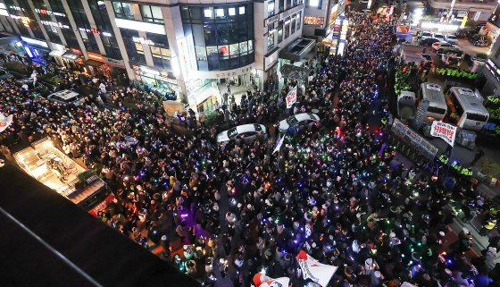 13일 오후 서울 여의도 국민의힘 당사 앞에서 시민들이 윤석열 대통령 탄핵과 국민의힘 해체를 촉구하고 있다.뉴스1