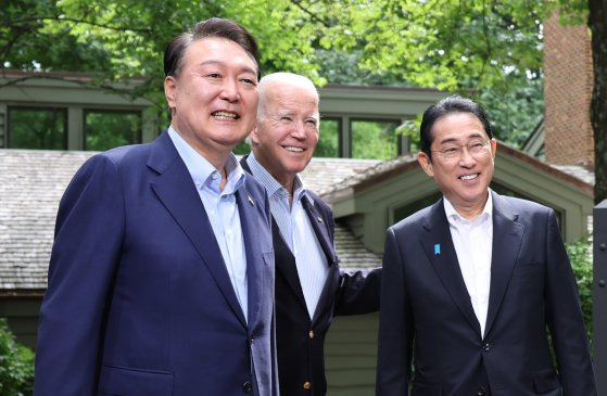 2023년 8월 18일(현지시간) 윤석열 대통령과 조 바이든 미국 대통령, 기시다 후미오 당시 일본 총리가 미국 워싱턴DC 인근 미국 대통령 별장인 캠프 데이비드에서 열린 한·미·일 정상회의를 앞두고 로렐 로지 앞에서 기념 촬영하는 모습. 연합뉴스