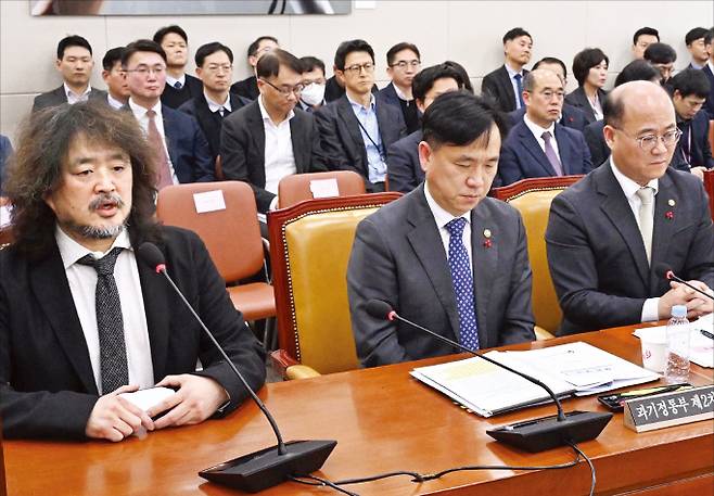 국회 출석한 김어준   방송인 김어준 씨(왼쪽)가 13일 국회 과학기술정보방송통신위원회 전체회의에 출석해 증언하고 있다. 왼쪽부터 김씨, 강도현 과학기술정보통신부 2차관, 이창윤 1차관.  강은구 기자