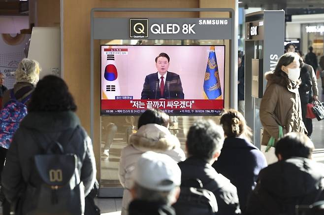 윤석열 대통령이 네 번째 대국민 담화를 한 12일 서울역 고객대기실에서 시민들이 윤 대통령의 담화를 TV로 시청하고 있다./ 임형택기자