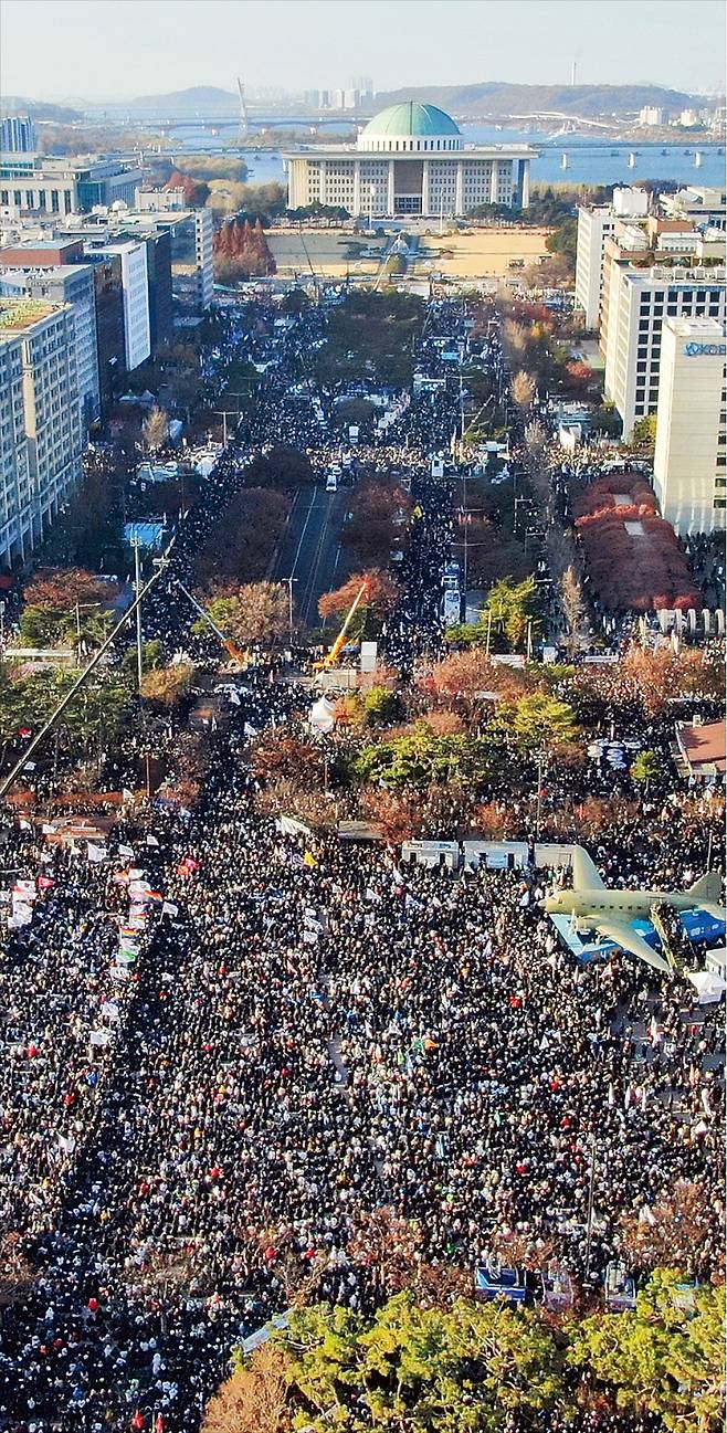 14일 윤석열 대통령 탄핵소추안 통과를 촉구하는 ‘범국민촛불대행진’이 열린 국회의사당 앞 모습. 전국 곳곳에서 몰려든 주최 측 추산 100만 명(경찰 추산 20만 명)의 시민으로 여의도 전역이 인산인해를 이뤘다.   연합뉴스