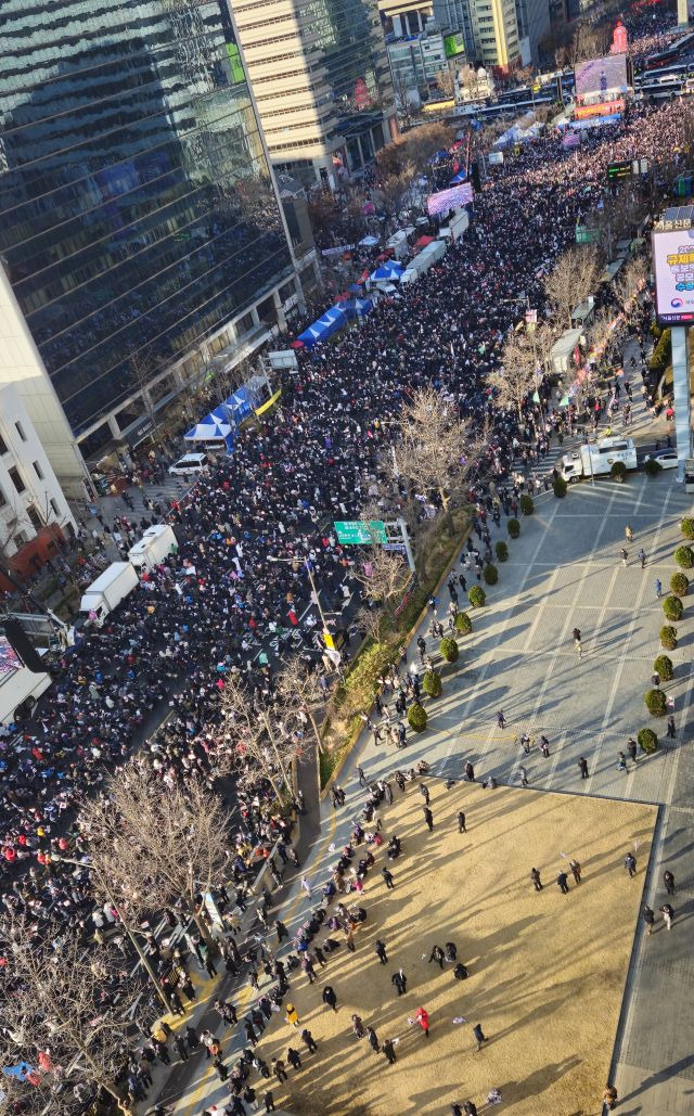 14일 오후 서울 종로구 동화면세점 앞에서 보수성향 단체인 대한민국바로세우기국민운동본부(대국본) 등이 '자유 대한민국 수호 국민혁명대회'를 열고 있다. 연합뉴스