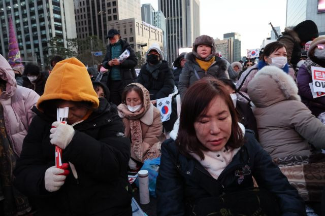 14일 오후 서울 종로구 동화면세점 앞에서 보수성향 단체인 대한민국바로세우기국민운동본부(대국본) 주최로 열린 '자유 대한민국 수호 국민혁명대회'에서 참석자들이 윤석열 대통령 탄핵소추안 가결에 실망하고 있다. 연합뉴스