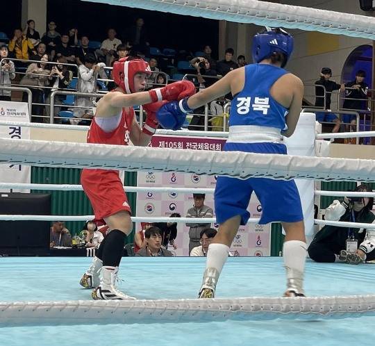 2024 파리 올림픽 여자복싱 동메달리스트 임애지(왼쪽)의 올 전국체전 복싱 여자 일반부 라이트급 8강전 모습. [연합뉴스]