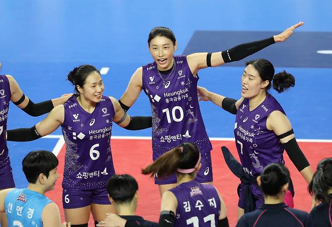 지난 13일 오후 경기 화성시 향남읍 화성종합경기타운 실내체육관에서 열린 프로배구 '도드람 2024-2025 V-리그' 여자부 IBK기업은행과 흥국생명의 경기에서 세트 스코어 3대0로 승리한 흥국생명 선수들이 기쁨을 나누고 있다. 이날 경기 승리로 흥국생명은 구단 최다 연승 신기록인 14연승에 성공했다. /사진=뉴스1