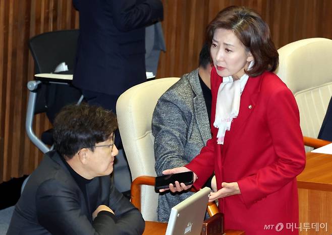 [서울=뉴시스] 조성봉 기자 = 나경원 국민의힘 의원과 권성동 의원이 10일 오후 서울 여의도 국회에서 열린 제418회국회(정기회) 제18차 본회의에서 대화를 하고 있다. 2024.12.10. suncho21@newsis.com /사진=조성봉