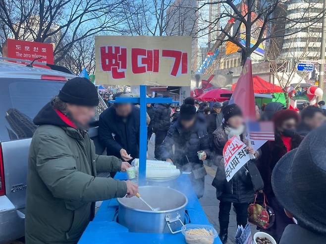 14일 오후 2시쯤 서울 종로구 광화문 일대에서 뻔데기를 판매하는 상인의 모습. /사진=이현수 기자